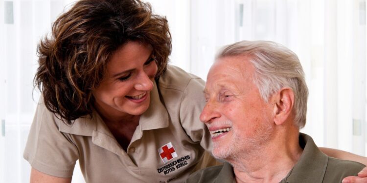 Als Pflegekraft Herzen berühren: Rotes Kreuz im Bezirk Gmunden sucht neue Mitarbeiterinnen und Mitarbeiter in der Mobilen Pflege