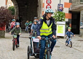 Kinder treten für sichere Verkehrswege in Vöcklabruck in die Pedale