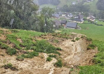 Murenabgang und Überflutungen in Neukirchen 