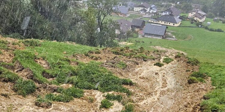 Murenabgang und Überflutungen in Neukirchen 