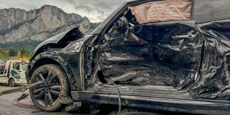 Schwerer Verkehrsunfall auf B154 Mondsee Straße