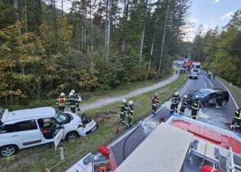Verkehrsunfall im Weißenbachtal: Zwei Verletzte nach Überholmanöver bei tiefstehender Sonne