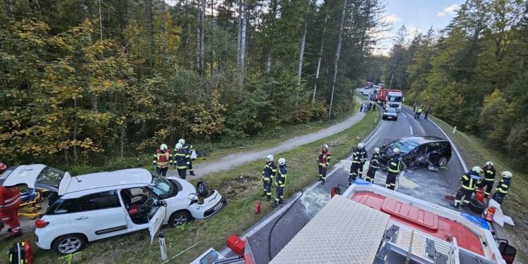 Verkehrsunfall im Weißenbachtal: Zwei Verletzte nach Überholmanöver bei tiefstehender Sonne