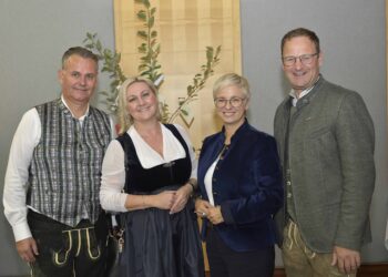 Sigrid Schuster neue Bezirksstellenleiterin der WKO Gmunden – Große Verdienste von Robert Oberfrank