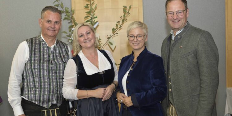 Sigrid Schuster neue Bezirksstellenleiterin der WKO Gmunden – Große Verdienste von Robert Oberfrank