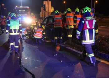 Auto kracht bei Redlham in Verkehrsinsel