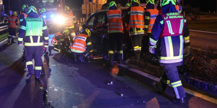 Auto kracht bei Redlham in Verkehrsinsel