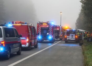Sechs Personen befreit: Schwerer Crash zwischen Kleinbus und LKW auf Westautobahn bei Ohlsdorf