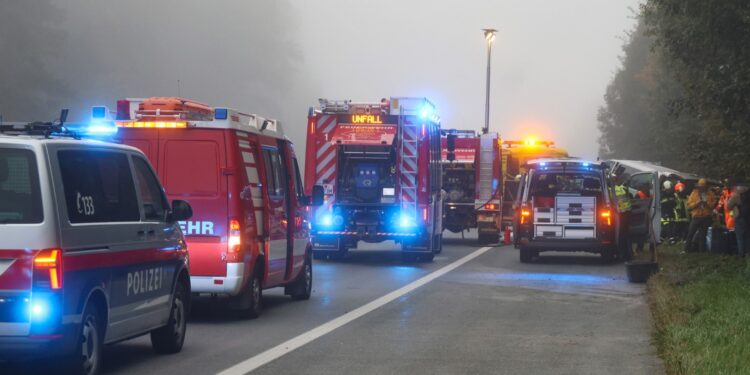 Sechs Personen befreit: Schwerer Crash zwischen Kleinbus und LKW auf Westautobahn bei Ohlsdorf