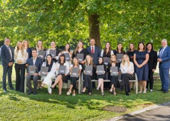 Doppelter Abschluss in Gmunden – zwei Klassen freuen sich über ihr Diplom der Pflegefachassistenz