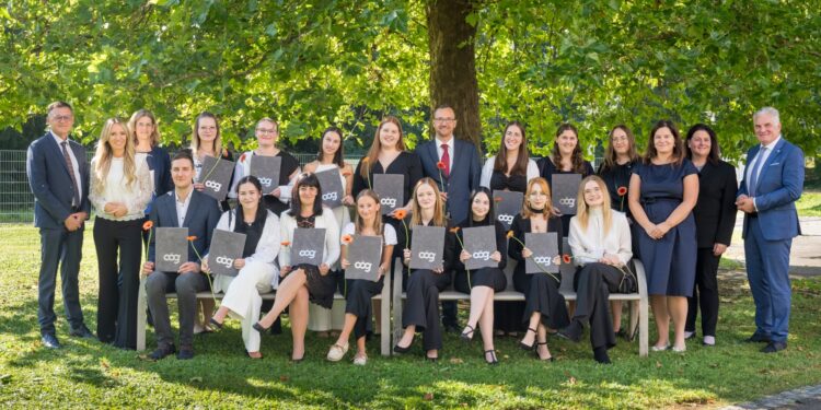 Doppelter Abschluss in Gmunden – zwei Klassen freuen sich über ihr Diplom der Pflegefachassistenz