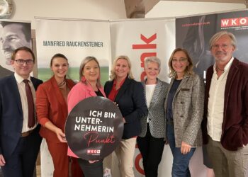 Frau in der Wirtschaft Gmunden zu Besuch beim Seegasthof Hotel Hois´n Wirt mit Glücksforscher Manfred Rauchensteiner