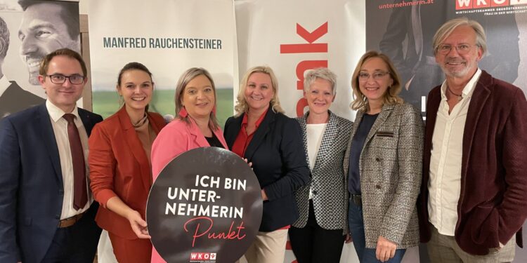 Frau in der Wirtschaft Gmunden zu Besuch beim Seegasthof Hotel Hois´n Wirt mit Glücksforscher Manfred Rauchensteiner
