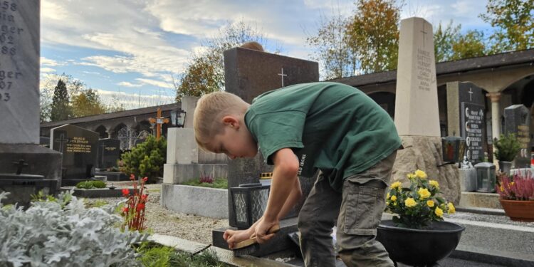 Gemeinsam stark: Pfadfinder pflegen Tradition und Gräberkultur