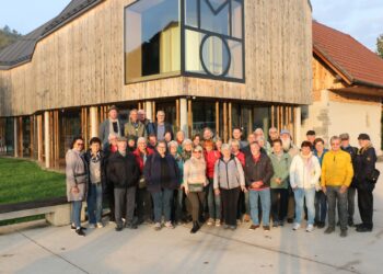 Altes Rad und neue Pfahlbau-Häuser