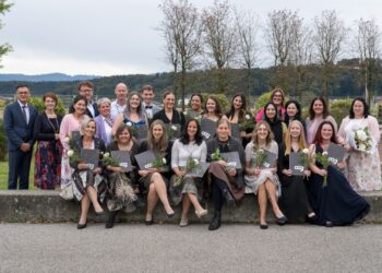 Wir gratulieren! 16 PflegefachassistentInnen feiern ihren Abschluss in Vöcklabruck