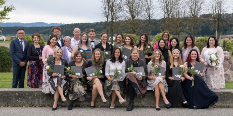 Wir gratulieren! 16 PflegefachassistentInnen feiern ihren Abschluss in Vöcklabruck