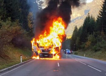 LKW auf der B166 bei Gosau in Vollbrand