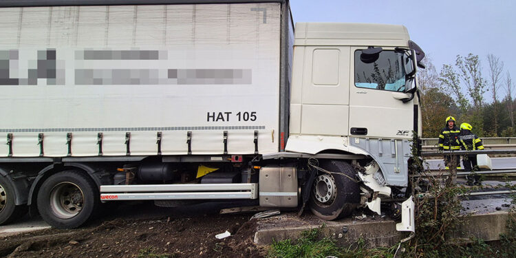 Langwierige LKW-Bergung nach Verkehrsunfall