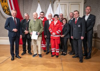 Land OÖ ehrt langjährige Mitarbeiter des Roten Kreuzes