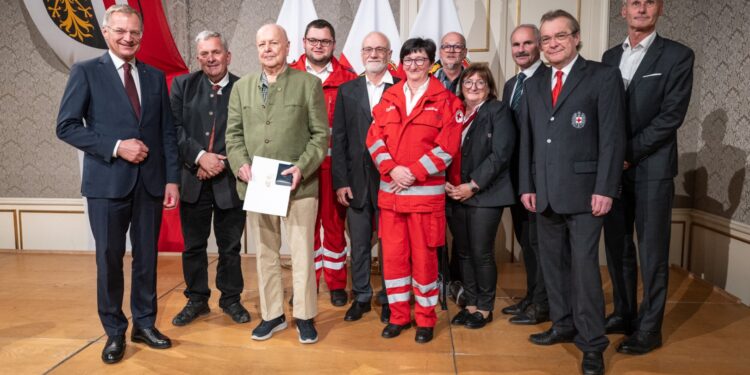 Land OÖ ehrt langjährige Mitarbeiter des Roten Kreuzes