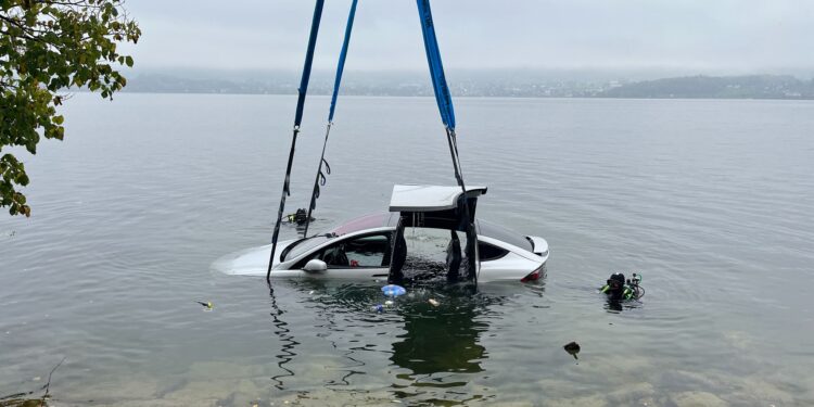 Tesla im Traunsee versenkt