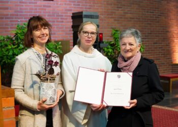 Bischof Scheuer ehrt das Ehrenamt mit dem Wappenbrief für Herta Groiß
