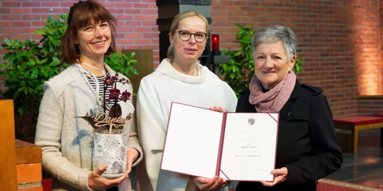 Bischof Scheuer ehrt das Ehrenamt mit dem Wappenbrief für Herta Groiß