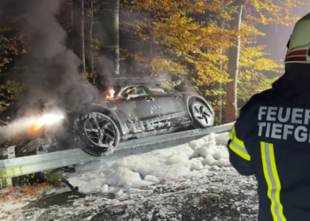 Mondseeberg: Schwerer Crash – E-Auto brennt nach Unfall