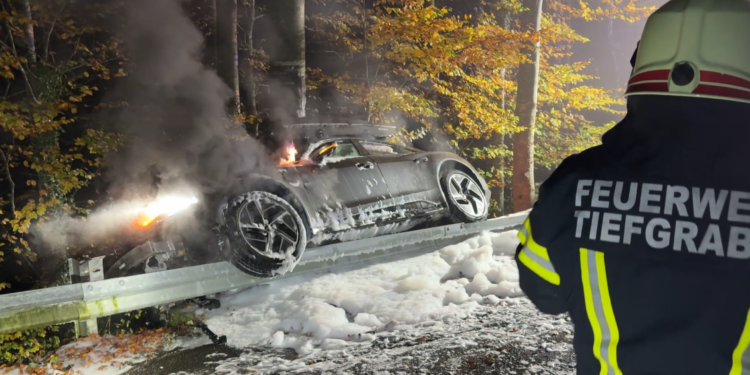 Mondseeberg: Schwerer Crash – E-Auto brennt nach Unfall