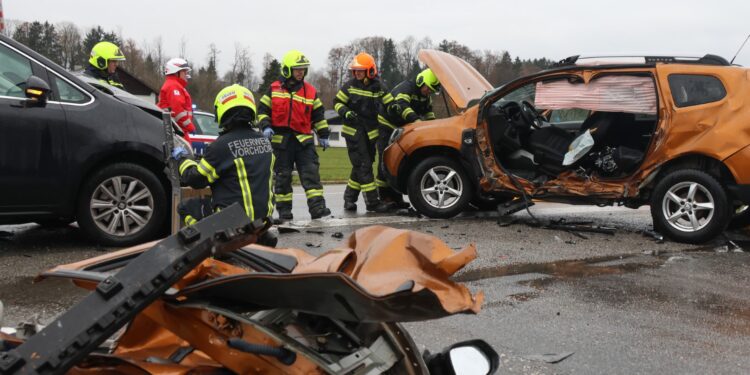 Schwerer Kreuzungscrash in Vorchdorf fordert zwei Verletzte