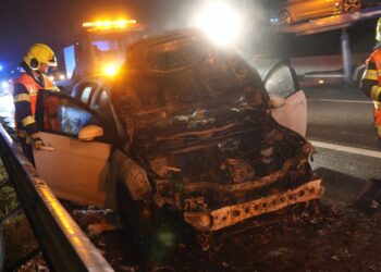 Motorraum auf Westautobahn in Flammen