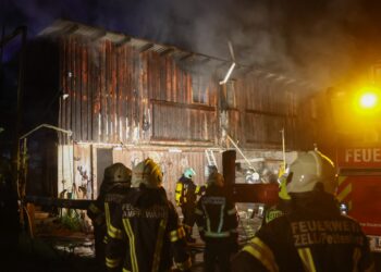 Großeinsatz bei Brand auf Bauernhof in Ampflwang