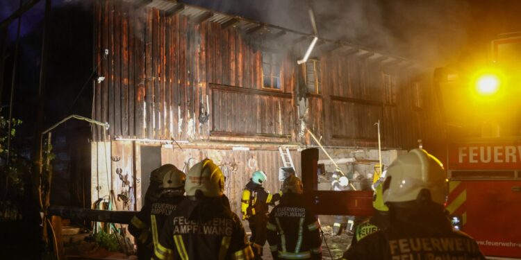 Großeinsatz bei Brand auf Bauernhof in Ampflwang