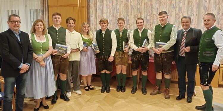 Obertrauner Abend 2024: Jungunternehmer, Maturanten und Co. geehrt!