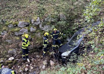 Fahrzeug stürzte in Bach