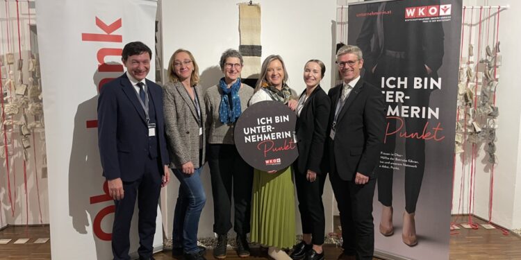 Frau in der Wirtschaft erkundete Museum Ebensee – „Textile Visionen aus dem Salzkammergut“ im Fokus