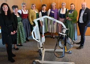 Goldhaubenfrauen spenden neuen Patientenlifter