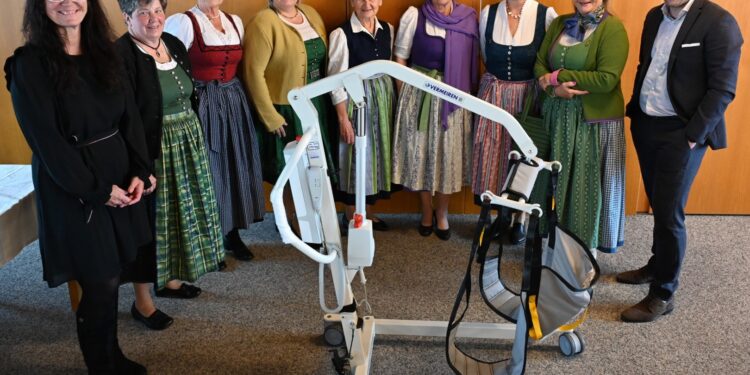 Goldhaubenfrauen spenden neuen Patientenlifter