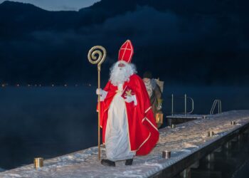 Da bleibt der Krampus daheim: Der Nikolaus kommt über den Hallstättersee!