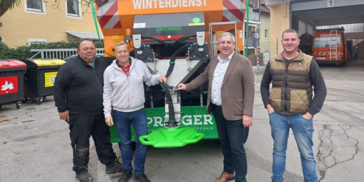 Neuer Salzstreu-Aufsatz für Unimog 1