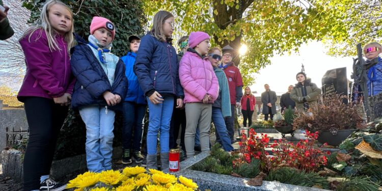 Pfadfinder lassen Gräber zu Allerheiligen in neuem Glanz erstrahlen