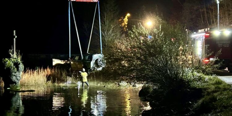 Mit SUV im Mondsee gelandet