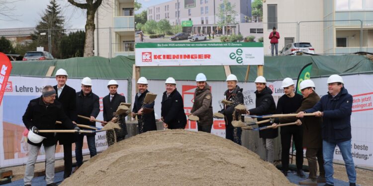 Spatenstichfeier für das eee Hotel Laakirchen: Baubeginn eines zukunftsorientierten Hotelprojekts