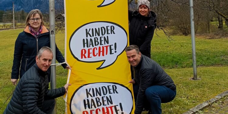 Internationaler Tag der Kinderrechte: Fahne in Obertraun wurde gehisst!