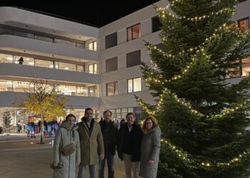Prächtiger Weihnachtsbaum vor dem Alten- und Pflegeheim