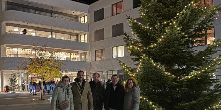 Prächtiger Weihnachtsbaum vor dem Alten- und Pflegeheim