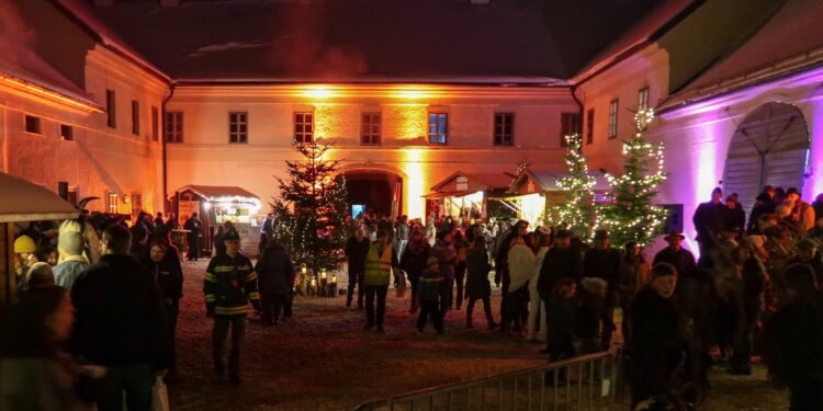 Weihnachtliche Atmosphäre im Schloss Wolfsegg: Weihnachtsmarkt 2024