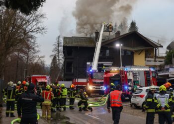 Großbrand bei Mehrparteienhaus in Seewalchen