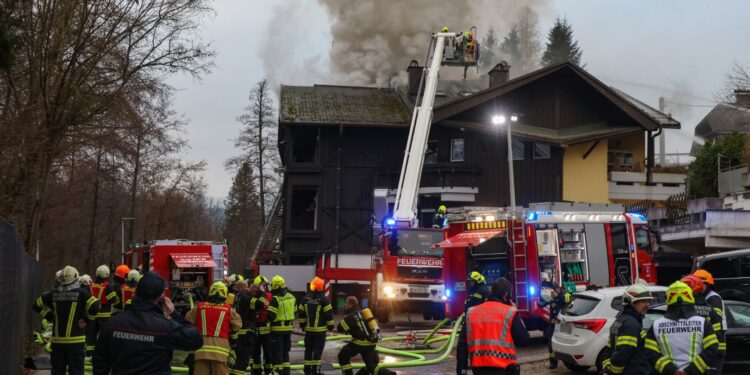 Großbrand bei Mehrparteienhaus in Seewalchen